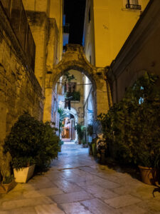 the arch of strada vanese, a must see to discover the ancient history of Bari old town
