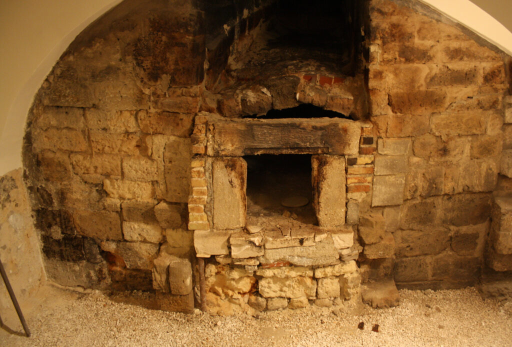 Il museo di Palazzo Simi si trova a 3 metri di profondità e l'accesso è consentito da una scala che passa accanto un antico forno pubblico