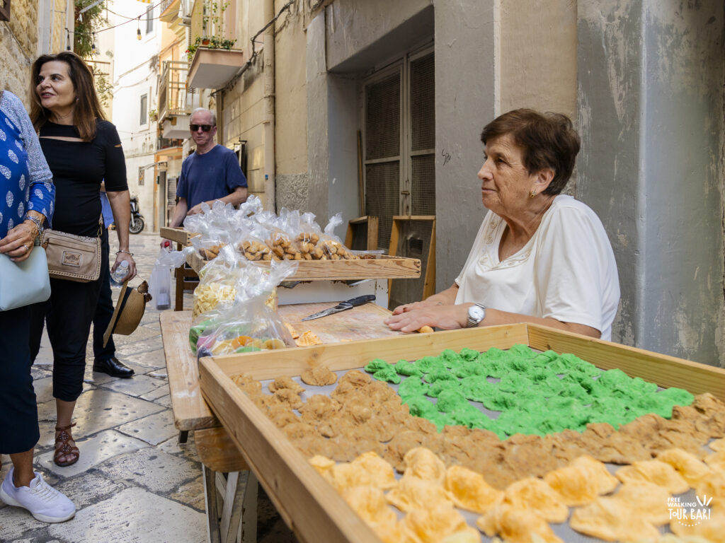 I food tour di Free Walking Tour Bari ti portano alla scoperta delle persone che tramandano la tradizione culinaria della città